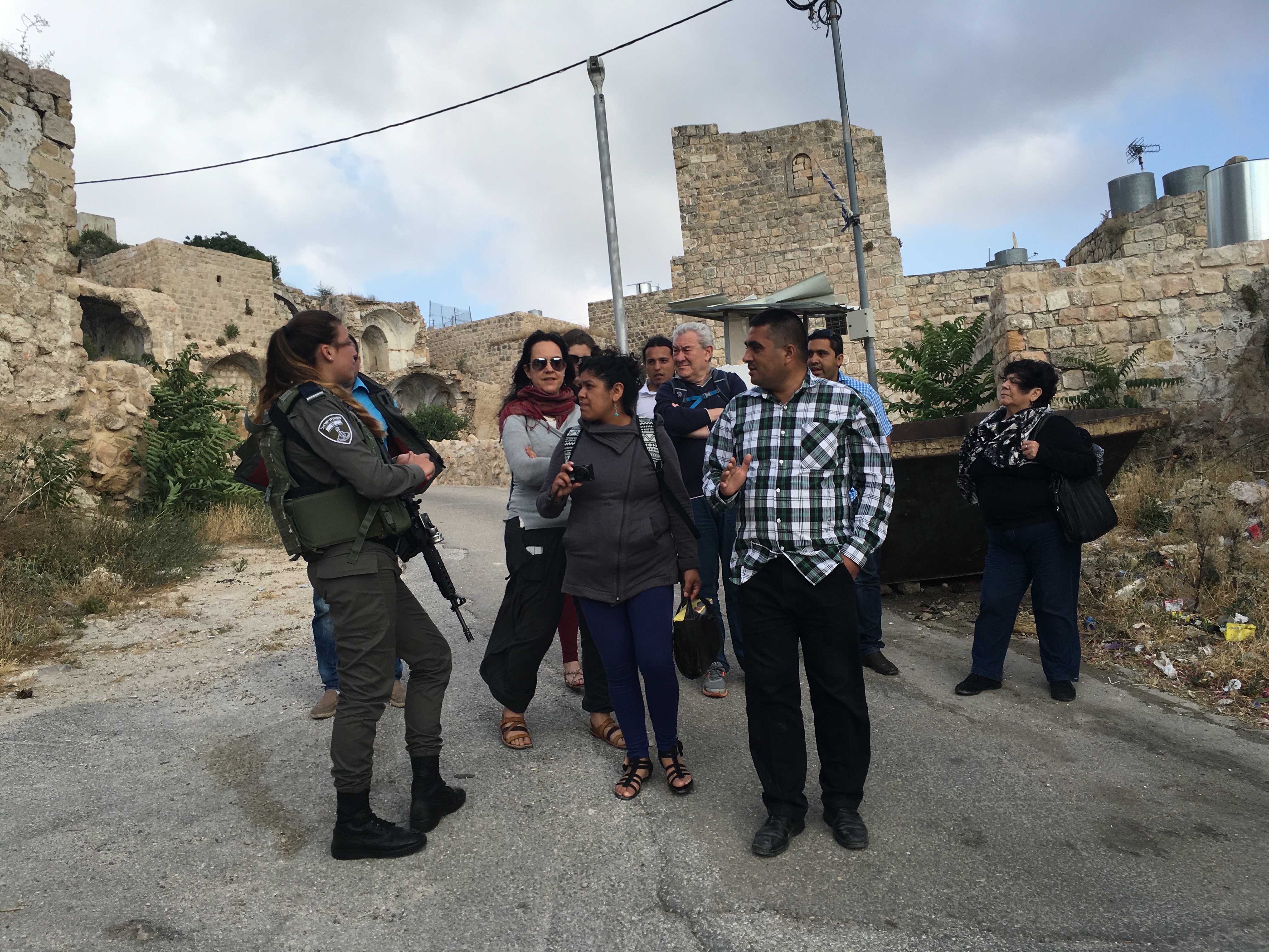Hebrón, colonia israelí, la soldado impide el paso porque nos acompaña un palestino.  Apartheid
