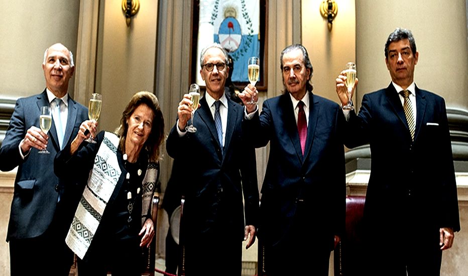 Golpe blando o el viejo truco de hervir una rana en agua tibia